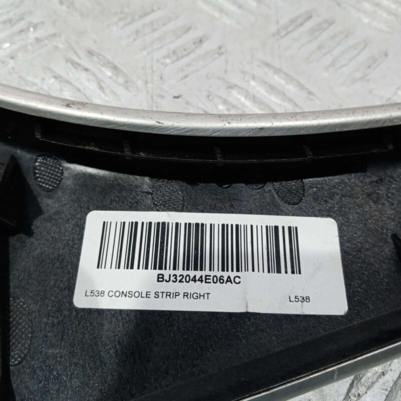 Ornament Consola Centrala Dreapta Land Rover Range Rover Evoque 2011-2021 - imagine 5